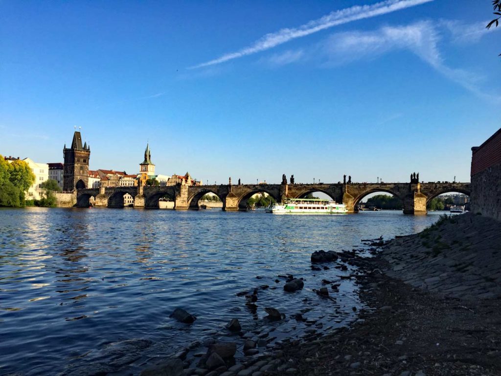 Karlsbrücke-Prag-mit-Kindern