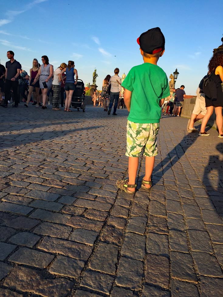 Karlsbruecke-mit-Kindern