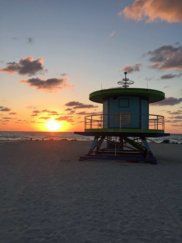 Route Florida - 2 Wochen Roadtrip mit Kindern bademeister-haeuschen-im-sonnenaufgang-miami-beach-roadtrip-florida-mietwagen-rundreise-mit-kind