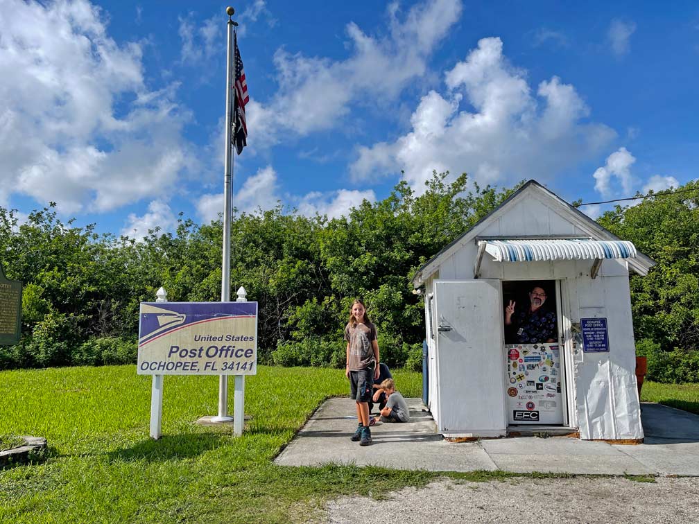 kind-steht-vor-kleinstem-postamt-everglades-nationalpark-highlights-florida-mit-kindern