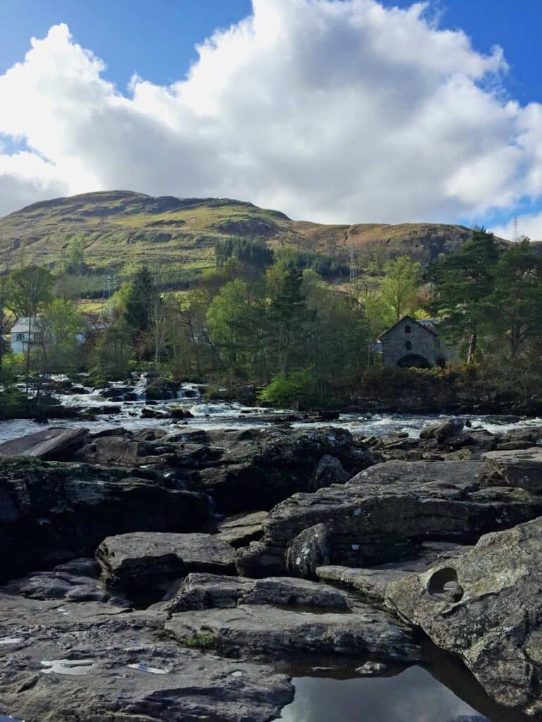 steinige-stromschnellen-dochart-falls-in-killin-mit-blick-auf-schottische-berge