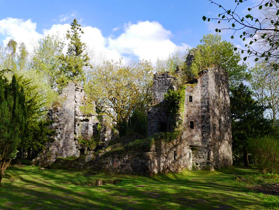 einsturzgefaehrdete-burgruine-finlarig-castle-schottland