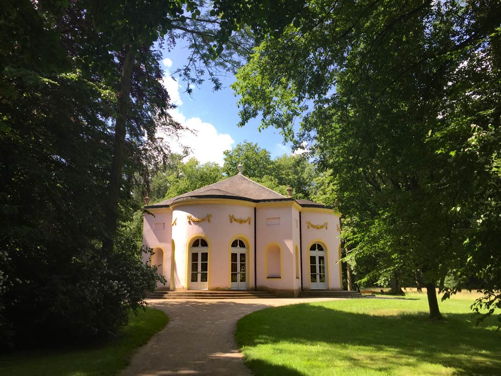 kleiner-saal-zwischen-gruenen-baeumen-park-schoenbusch