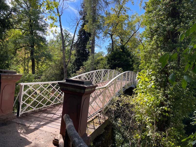 teufelsbrücke im Park schönbusch