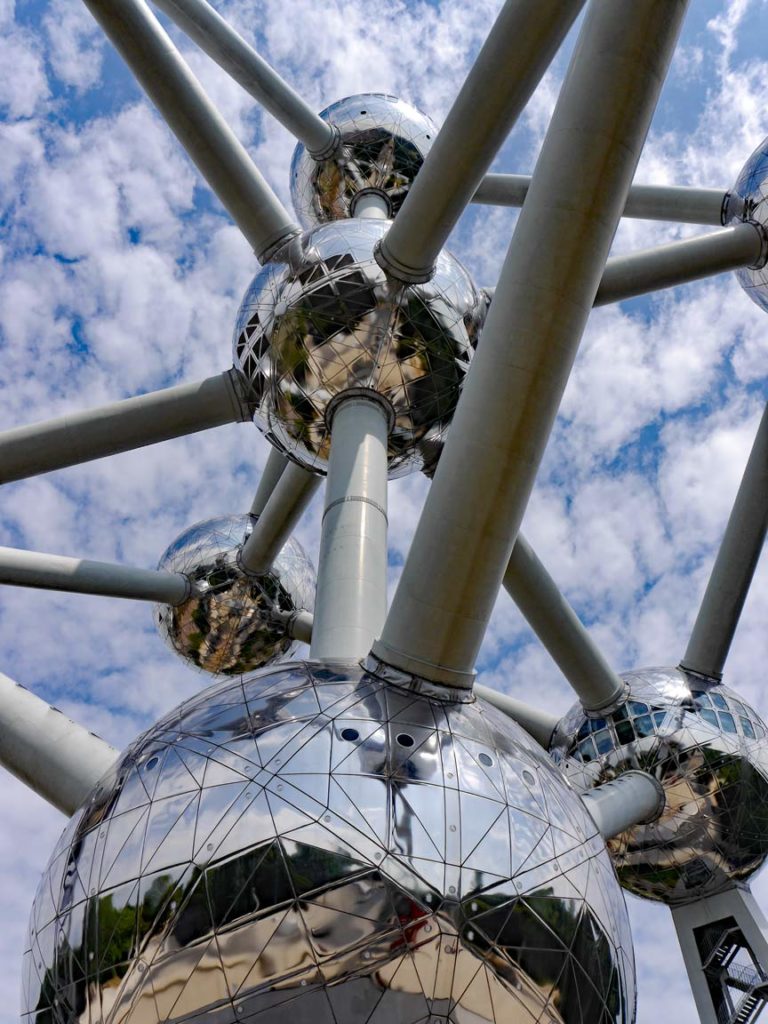 Belgien-Atomium-mit-Kindern