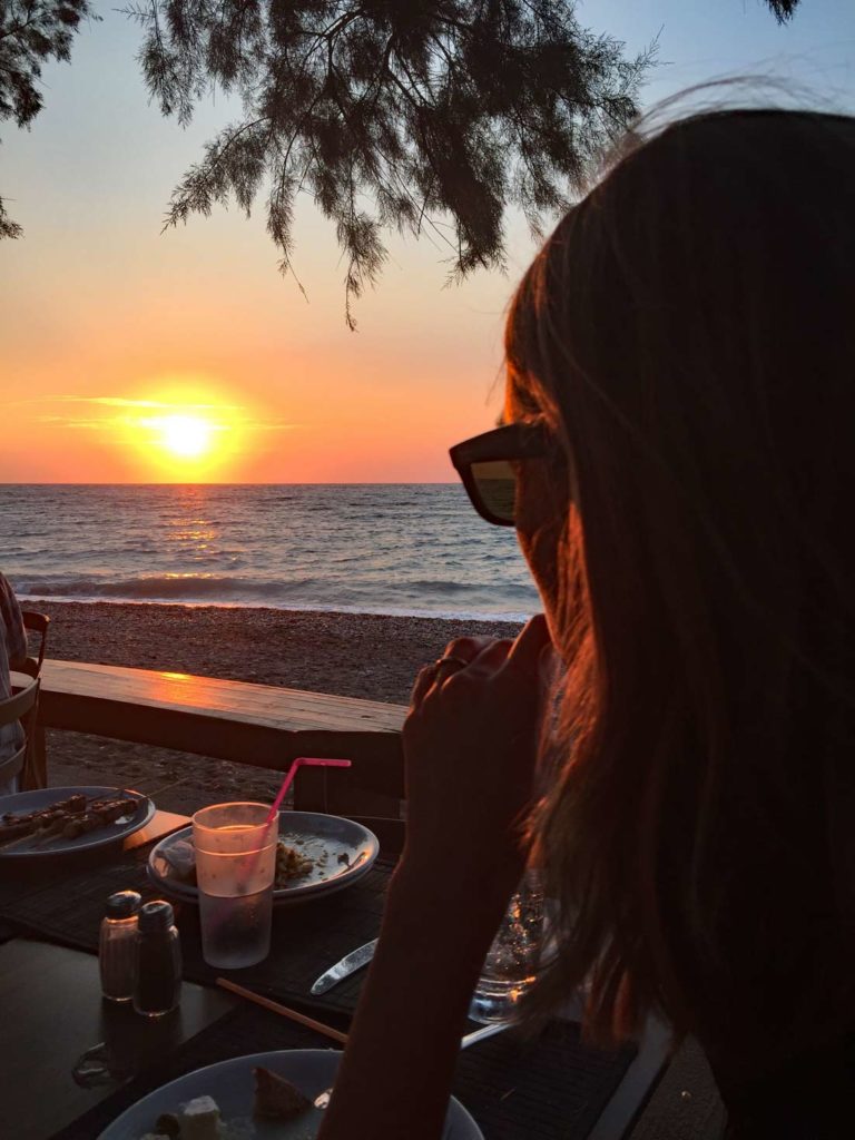 Alex-Beach-Grillen-am-Strand-unterkunft-rhodos-mit-kindern