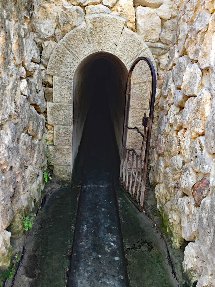 schmaler-dunkler-Archangelos-Tunnel-auf-Rhodos-Ausflugsziele