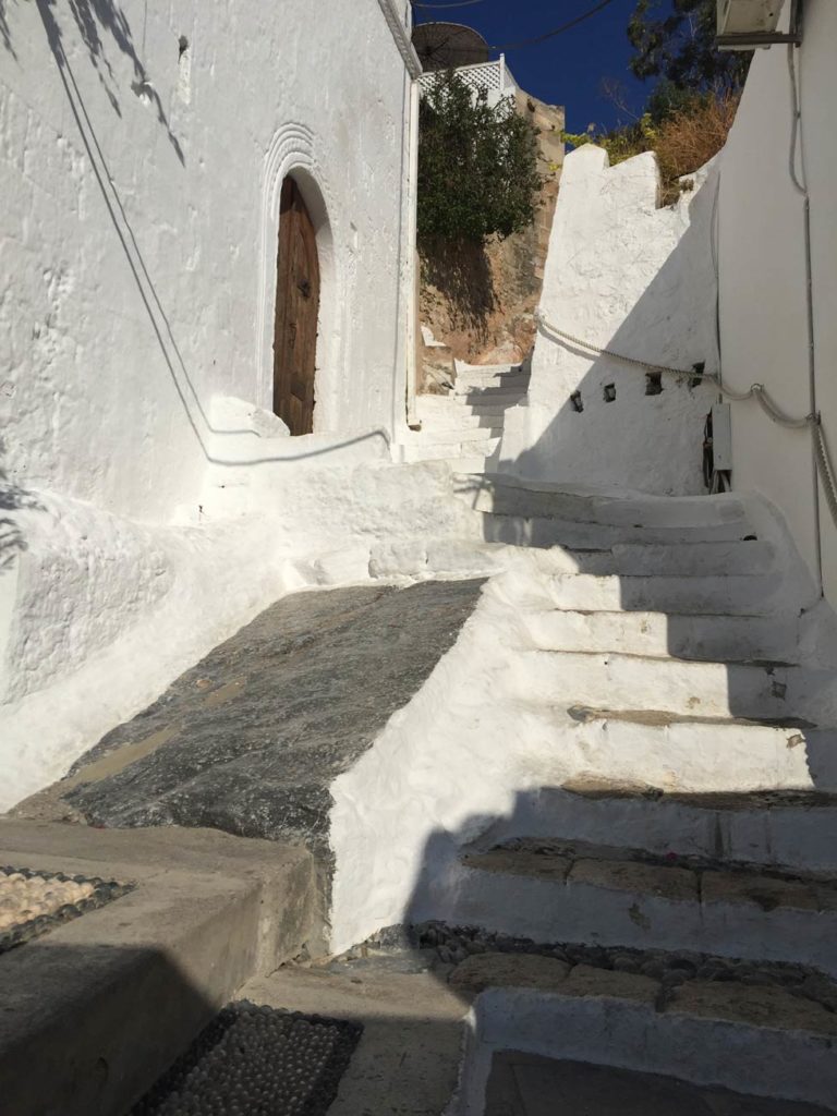 Rhodos mit Kindern - Unsere griechische Lieblingsinsel mit dem Mietwagen erkundet Gassen-Lindos Familienurlaub