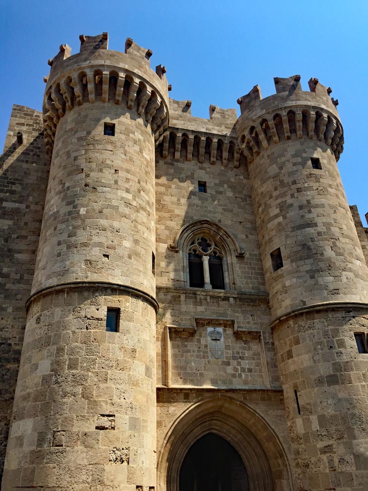 steinerner-grossmeisterpalast-auf-rhodos-eingangstor-mittig-zu-beiden-seiten-ein-hoher-turm