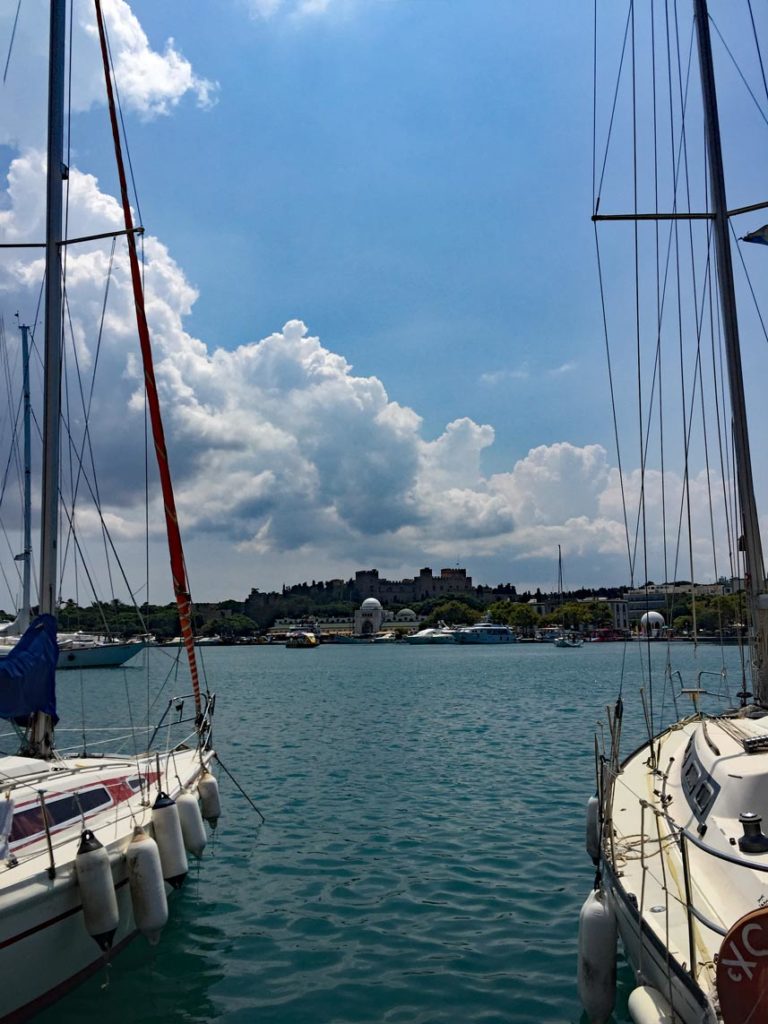 Rhodos mit Kindern - Unsere griechische Lieblingsinsel mit dem Mietwagen erkundet Hafen-Rhodos-Blick-auf-die-Festung-Rhodos-Stadt