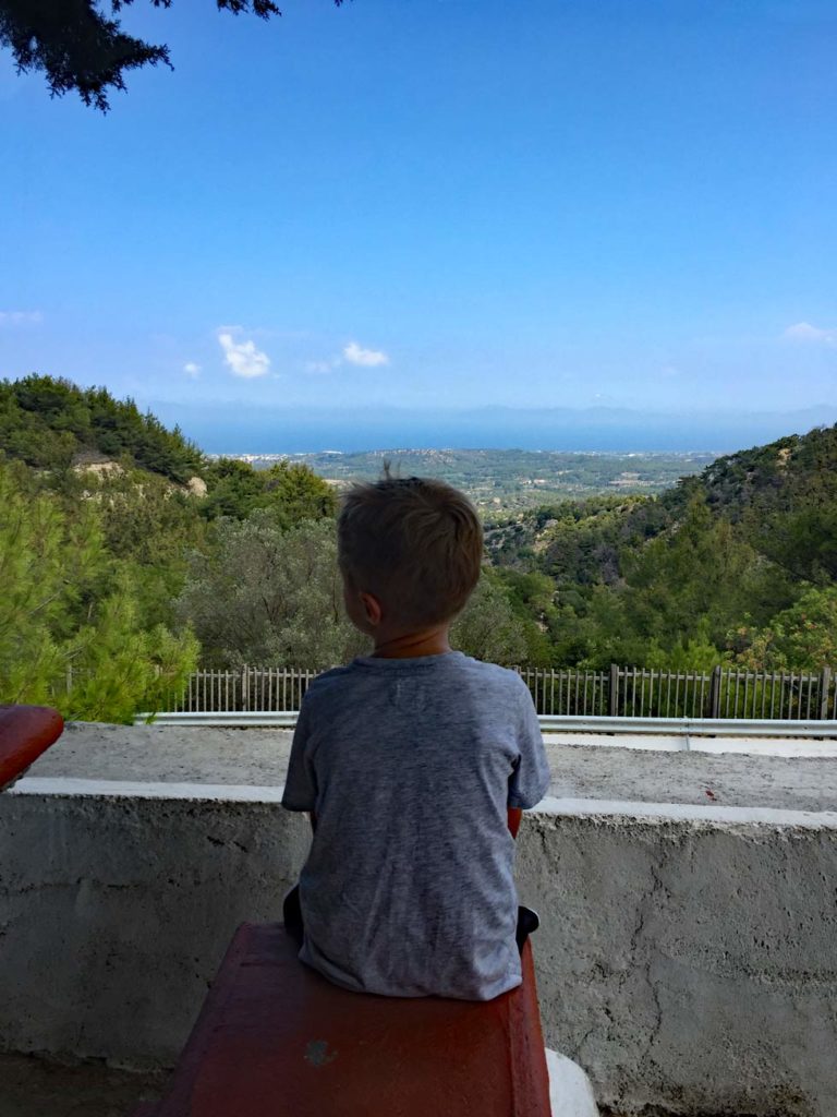 Rhodos mit Kindern - Unsere griechische Lieblingsinsel mit dem Mietwagen erkundet Schmetterlingstal-Blick-über-Petaloudes