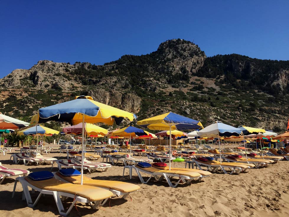 Rhodos mit Kindern - Unsere griechische Lieblingsinsel mit dem Mietwagen erkundet Tzambika-Beach-Rhodos-Strandfamilie