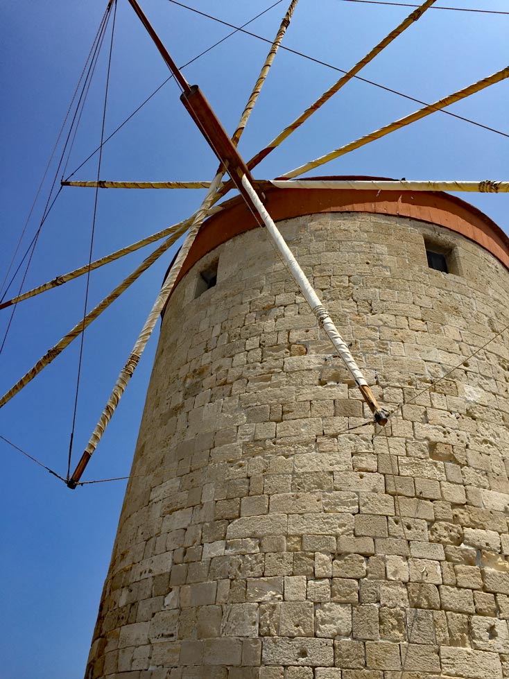Windmühlen-Rhodos-Hafen-mit-Kindern