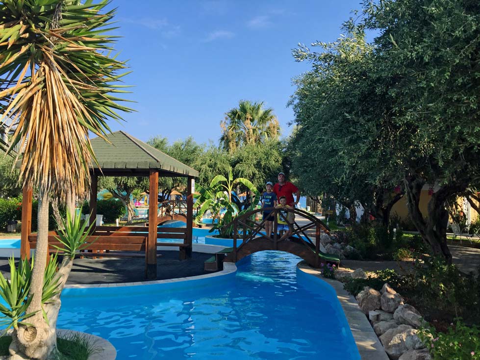 familie-auf-bruecke-ueber-poollandschaft-im-tui-hotel-alex-beach-auf-rhodos