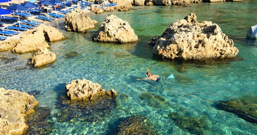kind-schnorchelt-im-klaren-wasser-in-rhodos