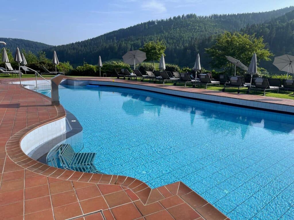 Familienurlaub im Schwarzwald: Unsere Erfahrungen im Hotel Traube Tonbach in Baiersbronn beheiztes freibad hotel traube tonbach baiersbronn