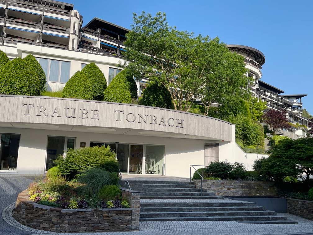 Familienurlaub im Schwarzwald: Unsere Erfahrungen im Hotel Traube Tonbach in Baiersbronn eingang-hote-traube-tonbach-baiersbronn