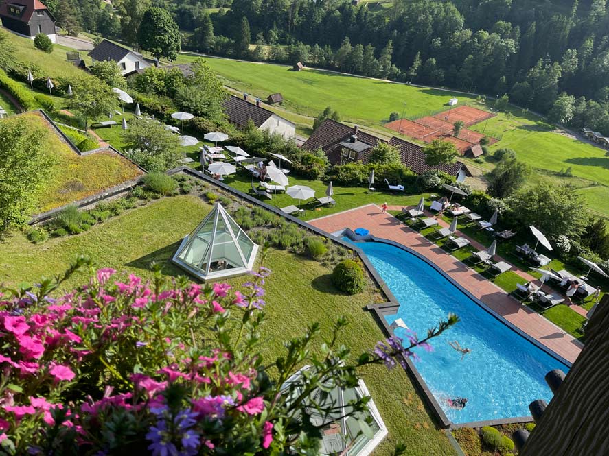 Familienurlaub im Schwarzwald: Unsere Erfahrungen im Hotel Traube Tonbach in Baiersbronn blick-von-oben-auf-beheiztes-freibad-im-hotel-traube-tonbach-mit-liegen-im-schwarzwald