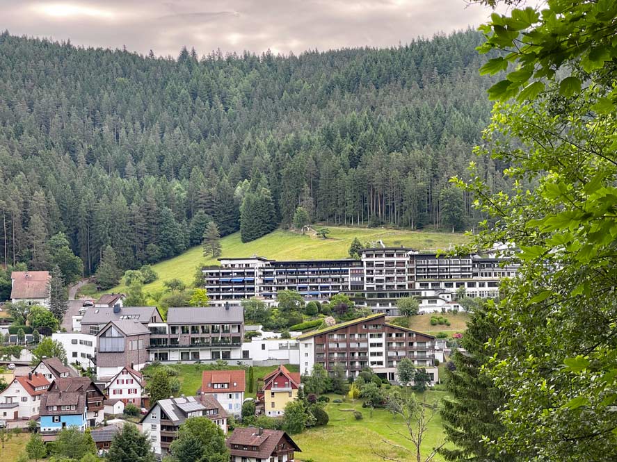 Familienurlaub im Schwarzwald: Unsere Erfahrungen im Hotel Traube Tonbach in Baiersbronn blick-auf-hotel-traube-tonbach-und-umgebung