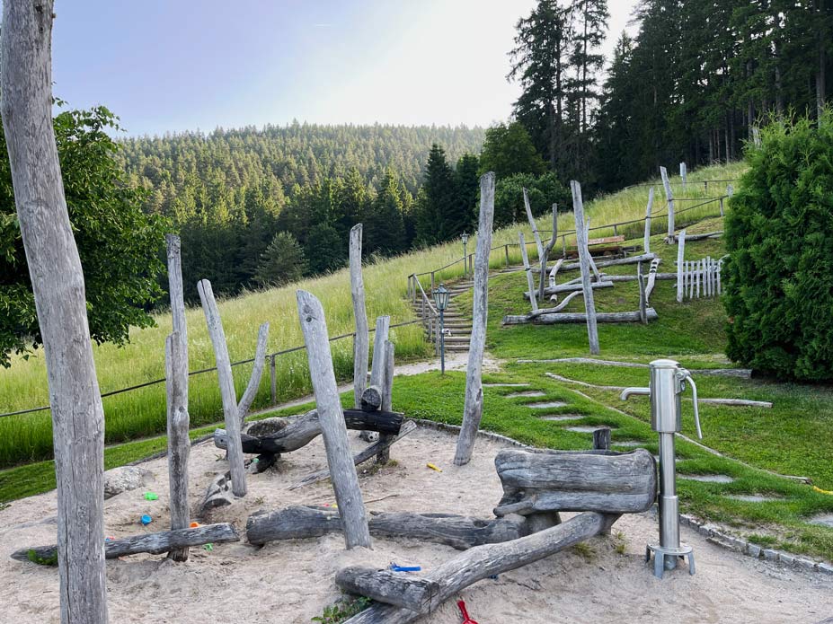 Familienurlaub im Schwarzwald: Unsere Erfahrungen im Hotel Traube Tonbach in Baiersbronn spielplatz-traube-tonbach-mit-wasserspielplatz