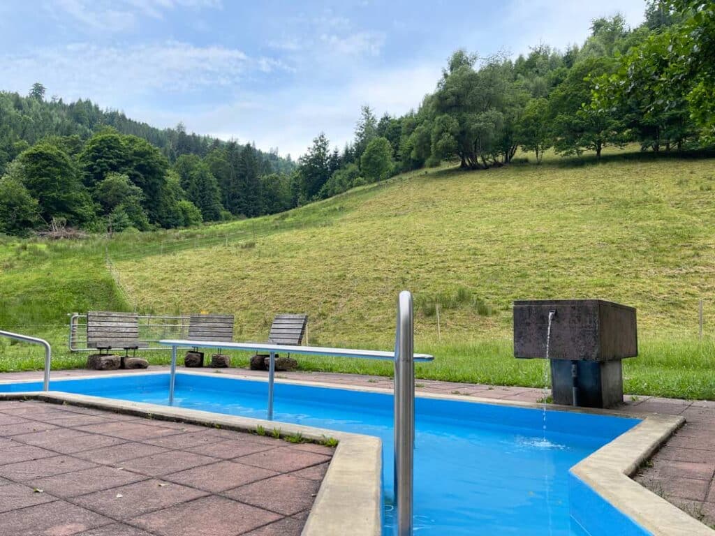 Familienurlaub im Schwarzwald: Unsere Erfahrungen im Hotel Traube Tonbach in Baiersbronn kneippbecken-im-schwarzwald