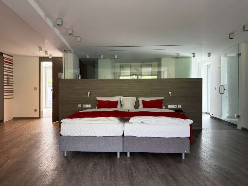 Familienurlaub im Schwarzwald: Unsere Erfahrungen im Hotel Traube Tonbach in Baiersbronn bett-im-kohlwald-in-der-traube-tonbach
