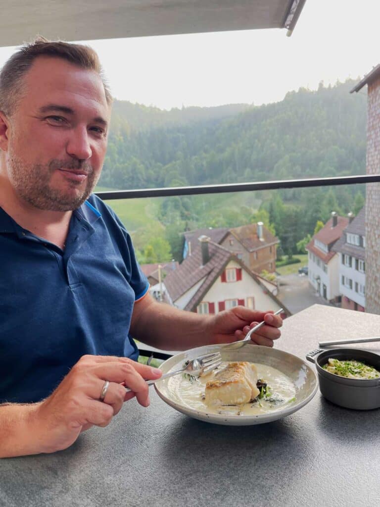 Familienurlaub im Schwarzwald: Unsere Erfahrungen im Hotel Traube Tonbach in Baiersbronn mann-isst-im-restaurant-schatzhauser-im-schwarzwald
