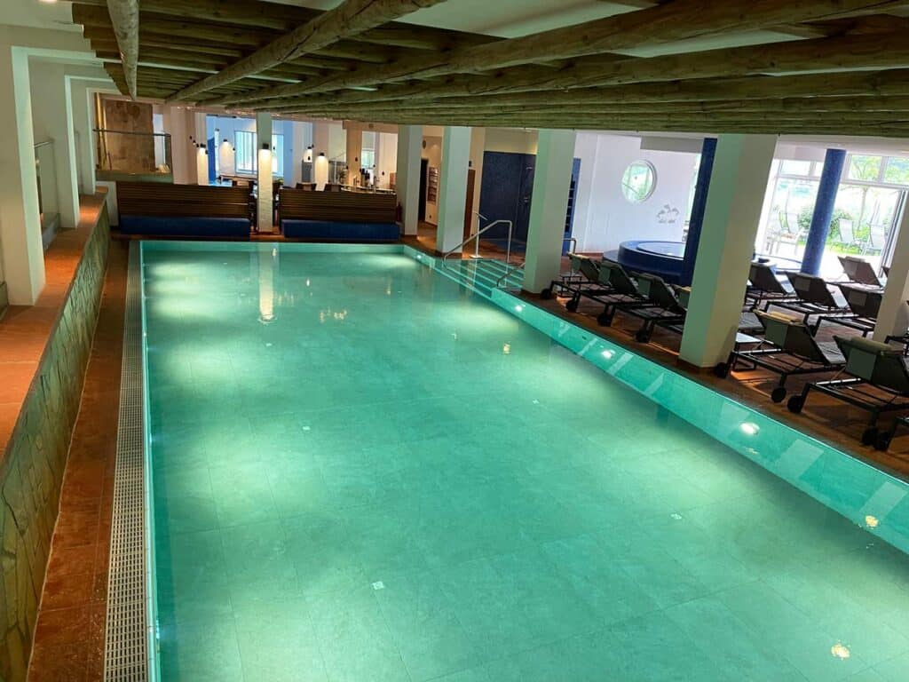 Familienurlaub im Schwarzwald: Unsere Erfahrungen im Hotel Traube Tonbach in Baiersbronn kuehles-becken-zum-bahnenschwimmen-im-hotel-traube-tonbach