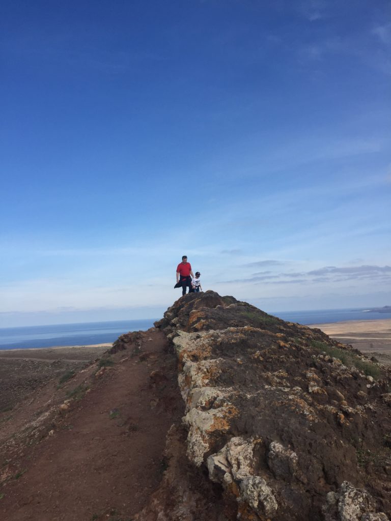 Lanzarote mit Kindern - mit dem Mietwagen mitten durch Vulkanlandschaften Vulkanwanderung Lanzarote