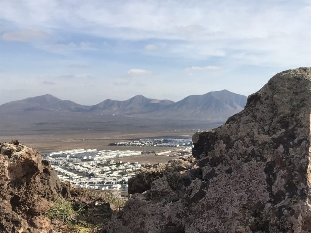Lanzarote mit Kindern - mit dem Mietwagen mitten durch Vulkanlandschaften Vulkan Montana Roja Lanzarote