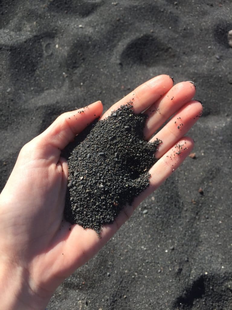 Lanzarote mit Kindern - mit dem Mietwagen mitten durch Vulkanlandschaften schwarzer Sand - El Golfo