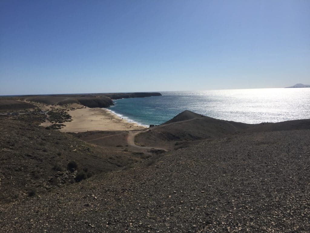Lanzarote mit Kindern - mit dem Mietwagen mitten durch Vulkanlandschaften Papagayo Strand