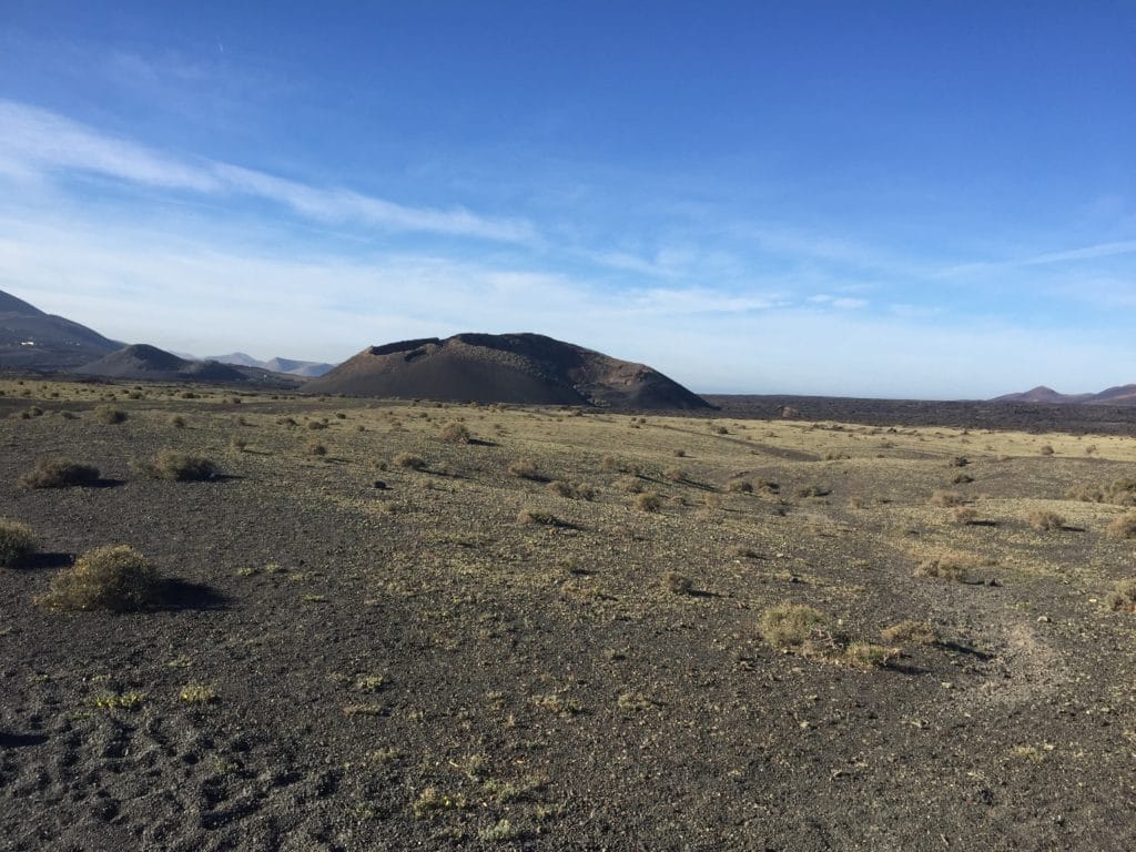 Lanzarote mit Kindern - mit dem Mietwagen mitten durch Vulkanlandschaften Montana de los cuervos - Lanzarote