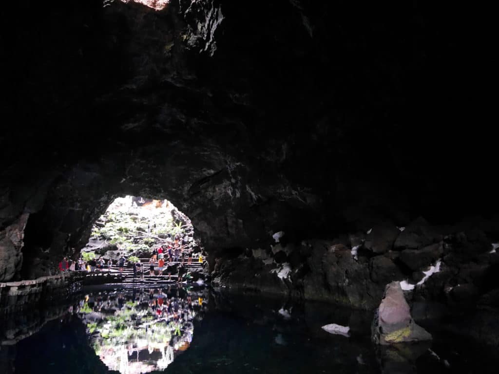 Lanzarote mit Kindern - mit dem Mietwagen mitten durch Vulkanlandschaften Jameos del Agua - Lanzarote