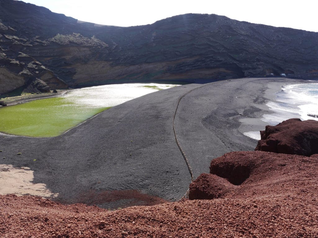 Lanzarote mit Kindern - mit dem Mietwagen mitten durch Vulkanlandschaften El Golfo - grüner See Lanzarote