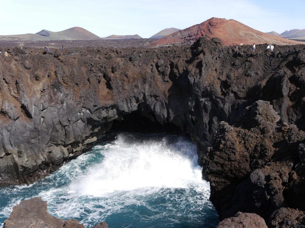 Lanzarote mit Kindern - mit dem Mietwagen mitten durch Vulkanlandschaften Los Hervideros - Lanzarote