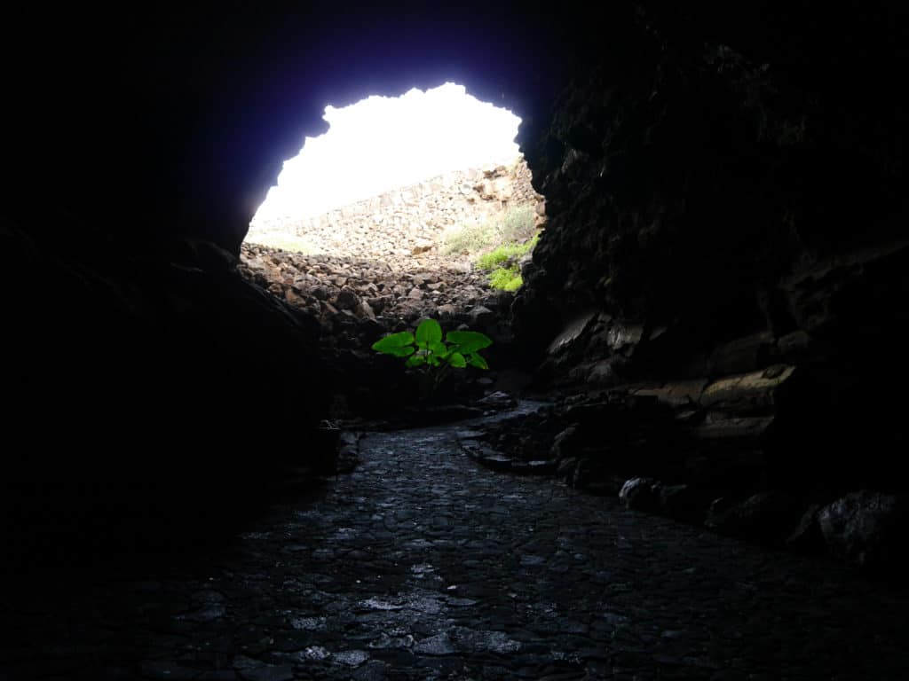 Lanzarote mit Kindern - mit dem Mietwagen mitten durch Vulkanlandschaften Vulkantunnel Lanzarote