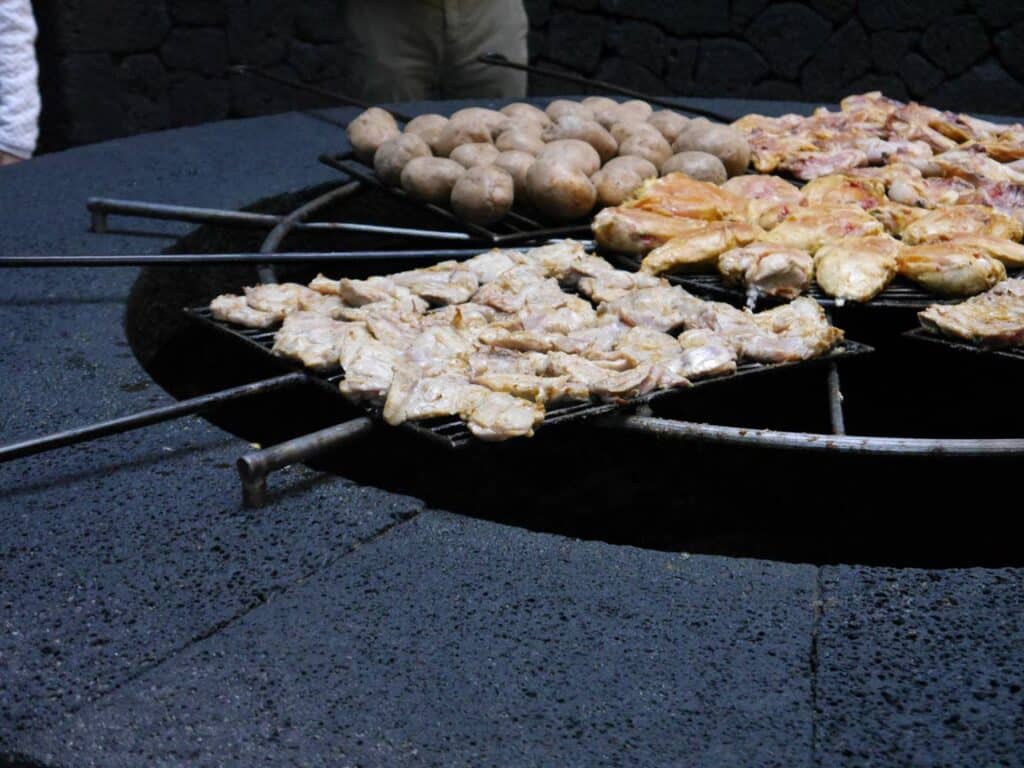 fleisch-auf-grill-mit-erdwaerme-erfahrungsbericht-nationalpark-timanfaya-mit-kindern-lanzarote-urlaub