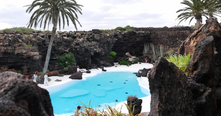 Mehr über den Artikel erfahren Lanzarote mit Kindern – mit dem Mietwagen mitten durch Vulkanlandschaften
