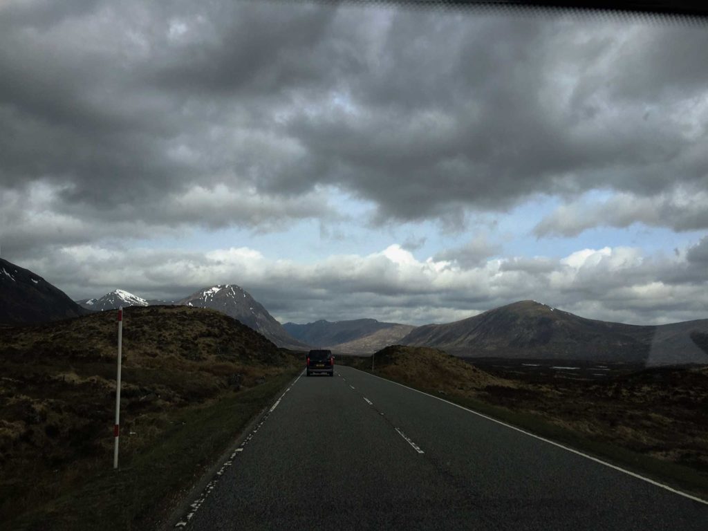 schwarzer-van-faehrt-auf-strasse-in-den-schottischen-highlands