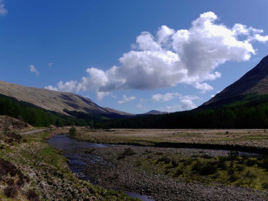 flusslandschaft-mit-bergen-und-blauem-himmel-in-den-schottischen-highlands-am-glen-coe