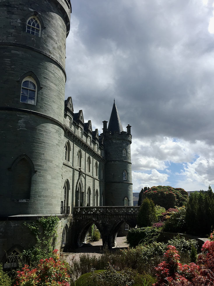 seitenansicht-inverarary-castle-auf-die-beiden-gruenen-tuerme-am-blumengarten