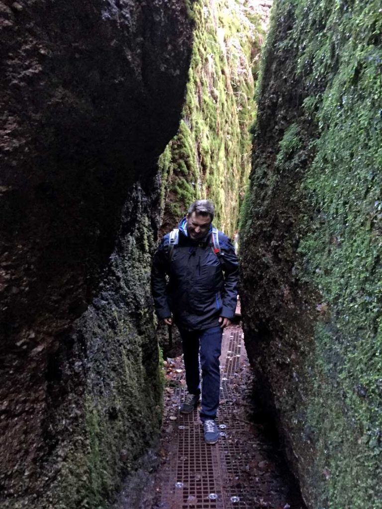 mann-laeuft-durch-enge-drachenschlucht
