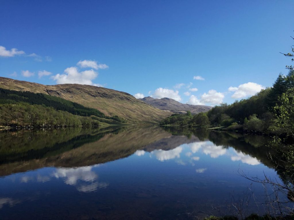 Mit Kindern durch Schottland reisen Loch in Schottland Strandfamilie