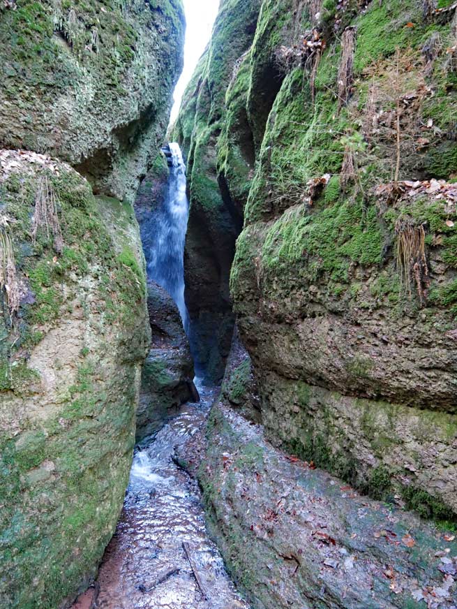 wasserfall in drachenschlucht bei eisenach