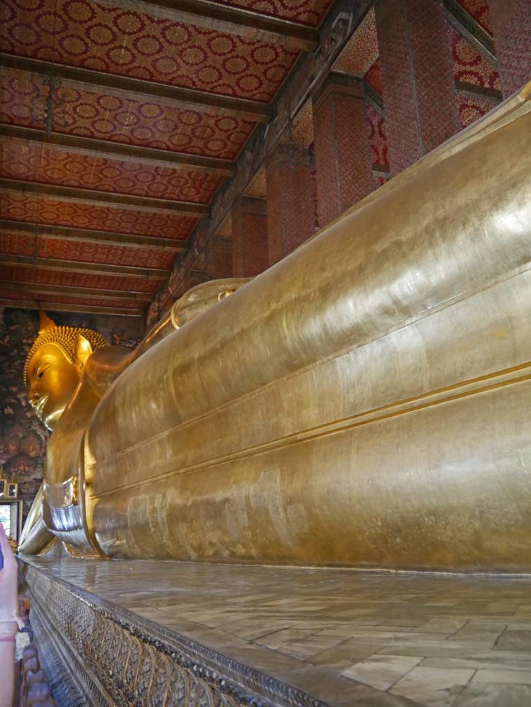 wat-pho-liegender-buddha-bangkok-mit-kindern