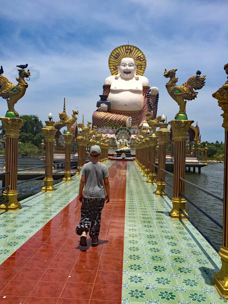 Koh Samui mit Kindern lachender-buddha-koh-samui-ausfluege-kinder-tempelanlage-wat-plai-laem