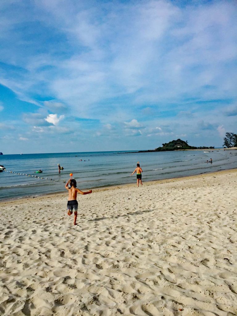 kinder-am-strand-koh-samui-mit-kindern-hotelempfehlung-familienurlaub-thailand