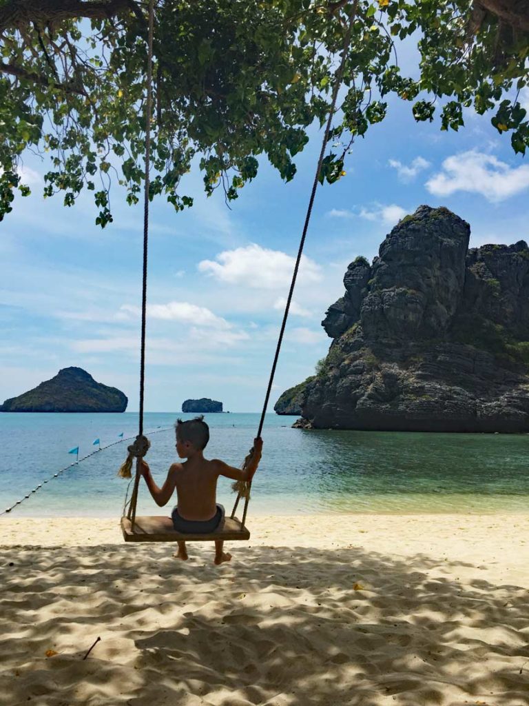 Koh Samui mit Kindern schaukeln_am_strand_thailand_mit_kindern