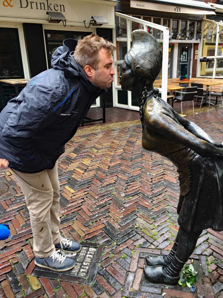 mark von der strandfamilie küsst figur eines niederländischen käsemädchens